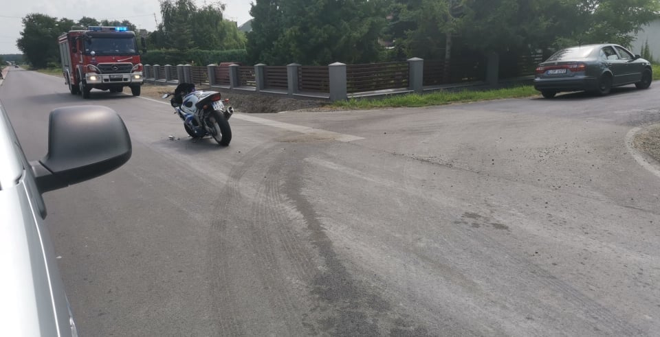 Po zderzeniu seata z motocyklem w Janiszowie