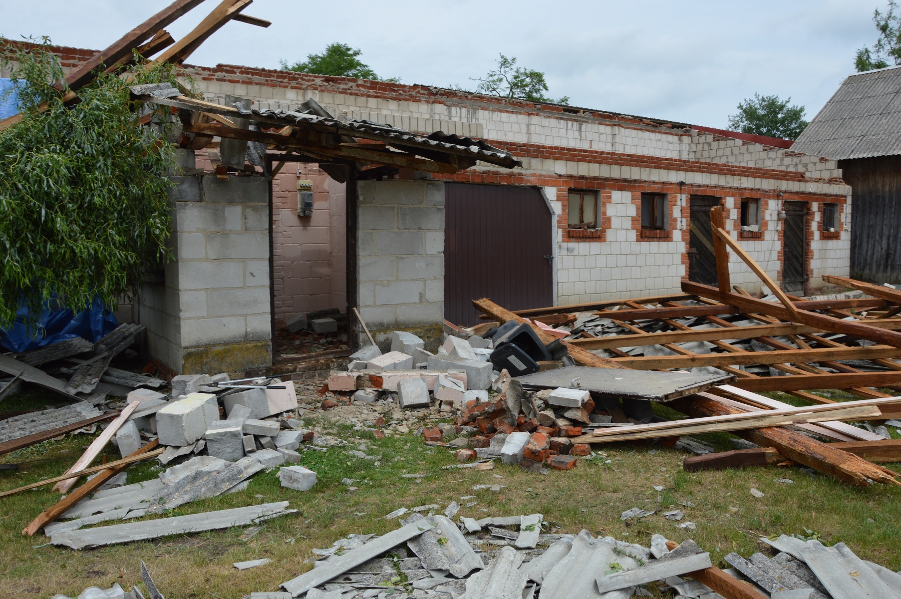 Na skutek nawałnicy zniszczonych zostało blisko 170 dachów na budynkach mieszkalnych i gospodarczych w powiecie opolskim