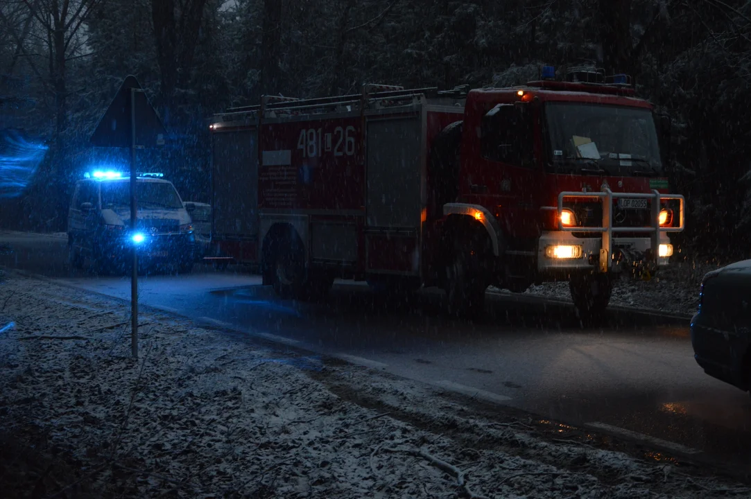 Na miejscu cały czas pracują strażacy i policjanci pod nadzorem prokuratora