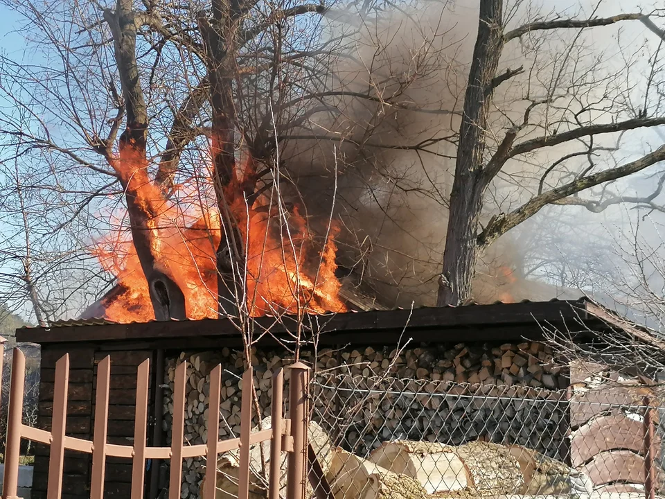 Chodel: Drewniana stodoła stanęła w ogniu (ZDJĘCIA) - Zdjęcie główne