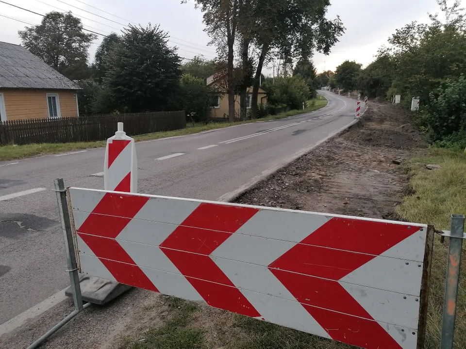 Poniatowa Wieś: Ruszyła budowa chodnika. "Wpłynie na poprawę bezpieczeństwa mieszkańców" - Zdjęcie główne