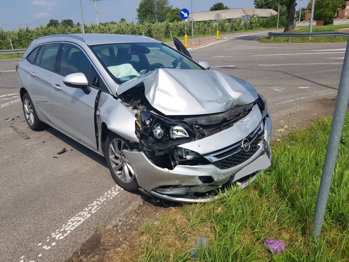 Zderzenie samochodów na drodze wojewódzkiej 747 w Starych Komaszycach