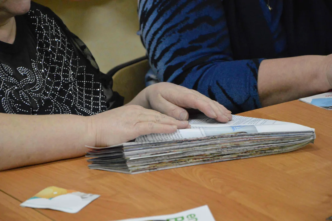 Pod okiem instruktorki Małgorzaty Król-Smagały uczestniczki warsztatów dały nowe życie starym gazetom. Zamiast trafić do kosza na śmieci, gazety stały się wyjątkowymi choinkami