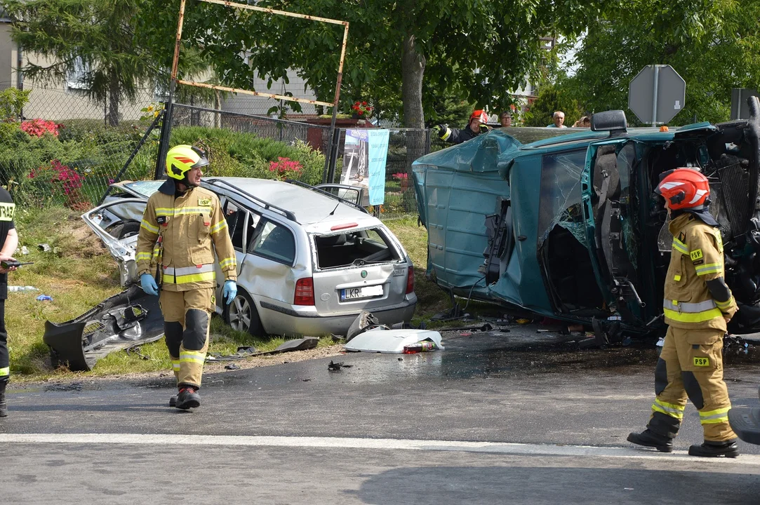 Puszno Skokowskie: Poważny wypadek na skrzyżowaniu. Bus zderzył się ze skodą (ZDJĘCIA) - Zdjęcie główne