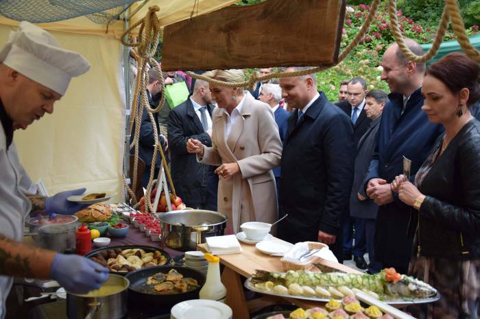 Prezydent Andrzej Duda i jego małżonka degustowali sevche z pstrąga, zupę z karpia, karpia smażonego z sosem śmietanowym i lody przygotowane ze świeżych malin. Nie omieszkali też spróbować przekąsek z ryb, w tym rolady z pstrąga i sandacza, szczupaka oraz wędzonych ryb z Pustelni 