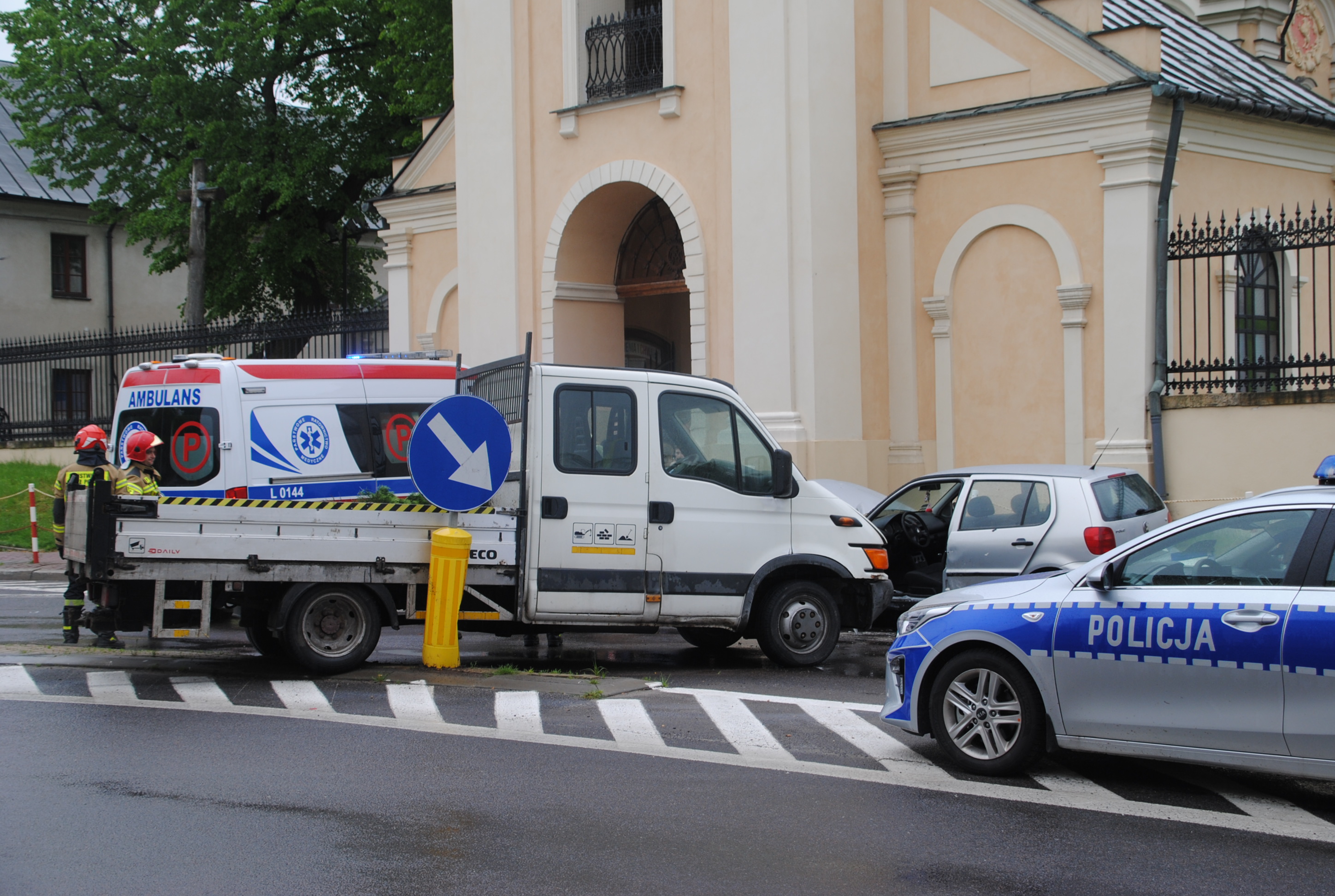 Opole Lubelskie: Zderzenie dwóch samochodów przy kościele (ZDJĘCIA) - Zdjęcie główne