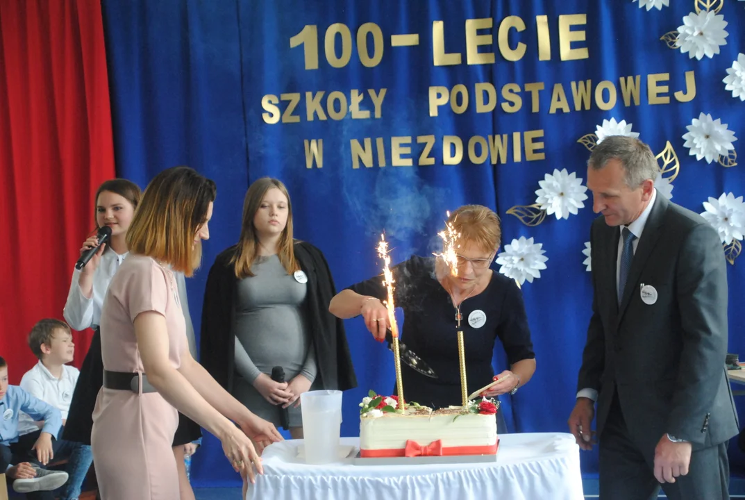 Niezdów: Szkoła podstawowa ma już 100 lat! (ZDJĘCIA) - Zdjęcie główne