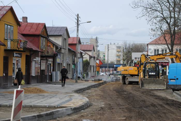 Opole Lubelskie: Na skwerku miejskim robota wre - Zdjęcie główne