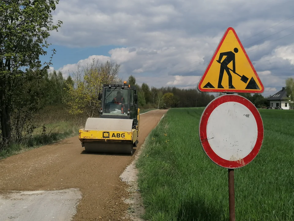 Gmina Chodel: Osiem dróg idzie do przebudowy. Sprawdź, które - Zdjęcie główne