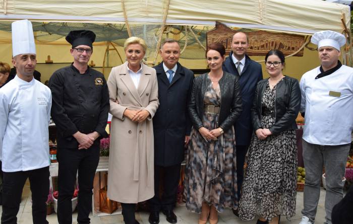 Nasi na Dożynkach Prezydenckich. Głowa państwa i pierwsza dama zajadali się rybami i lodami z malinami - Zdjęcie główne