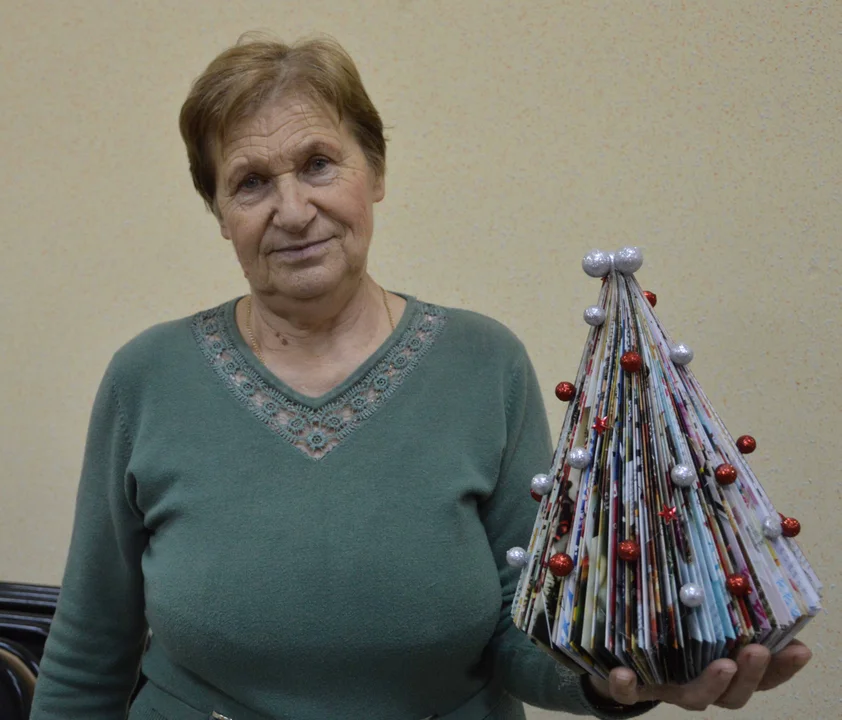 Pod okiem instruktorki Małgorzaty Król-Smagały uczestniczki warsztatów dały nowe życie starym gazetom. Zamiast trafić do kosza na śmieci, gazety stały się wyjątkowymi choinkami