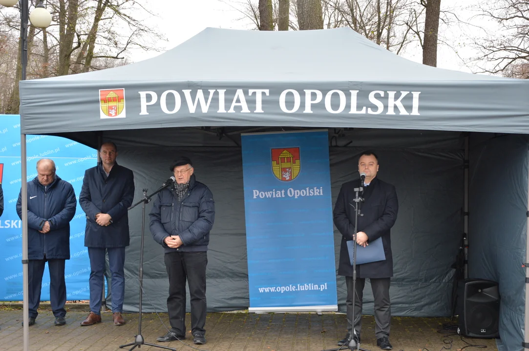 W piątek przy parku miejskim w Opolu Lubelskim samorządowcy z powiatu dokonali uroczystego przekazania placu budowy firmie Igord z Lublina. Wykonawca do połowy października 2022 roku ma przebudować ulice Podamcze, Parkowa i Al.600-lecia