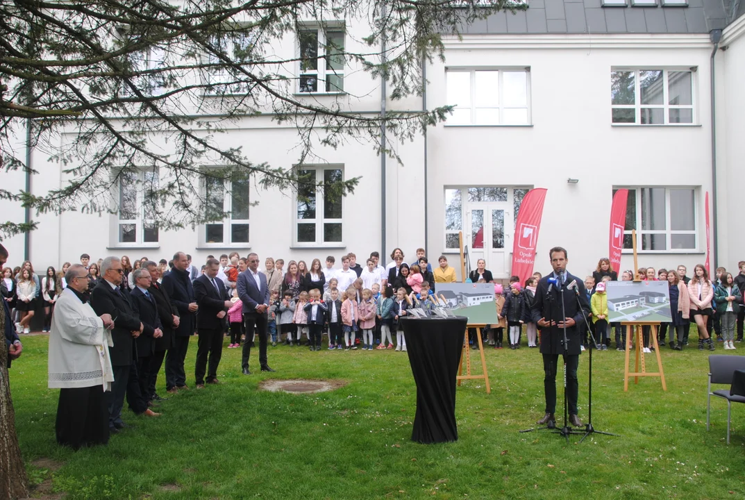 Uroczyste podpisanie umowy z wykonawcą oraz wmurowanie kamienia węgielnego pod budowę sali gimnastycznej w Skokowie