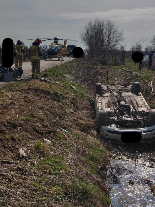 Kolizja w Kątach: BMW zjechało z drogi i dachowało w rowie - Zdjęcie główne