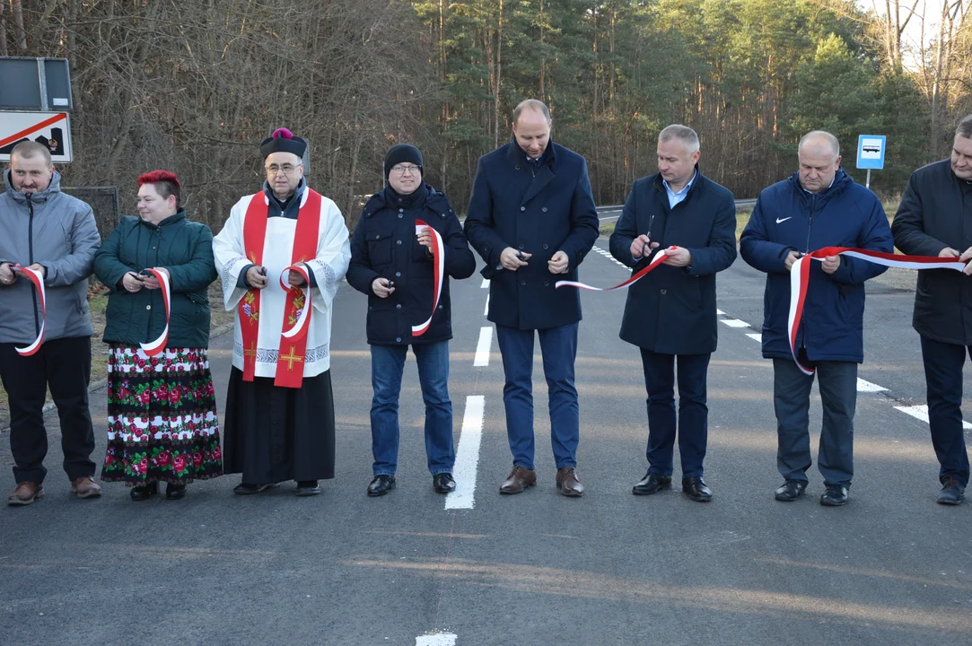 W piątek w Trzebieszy odbyło się uroczyste oddanie do użytku zmodernizowanego odcinka drogi powiatowej