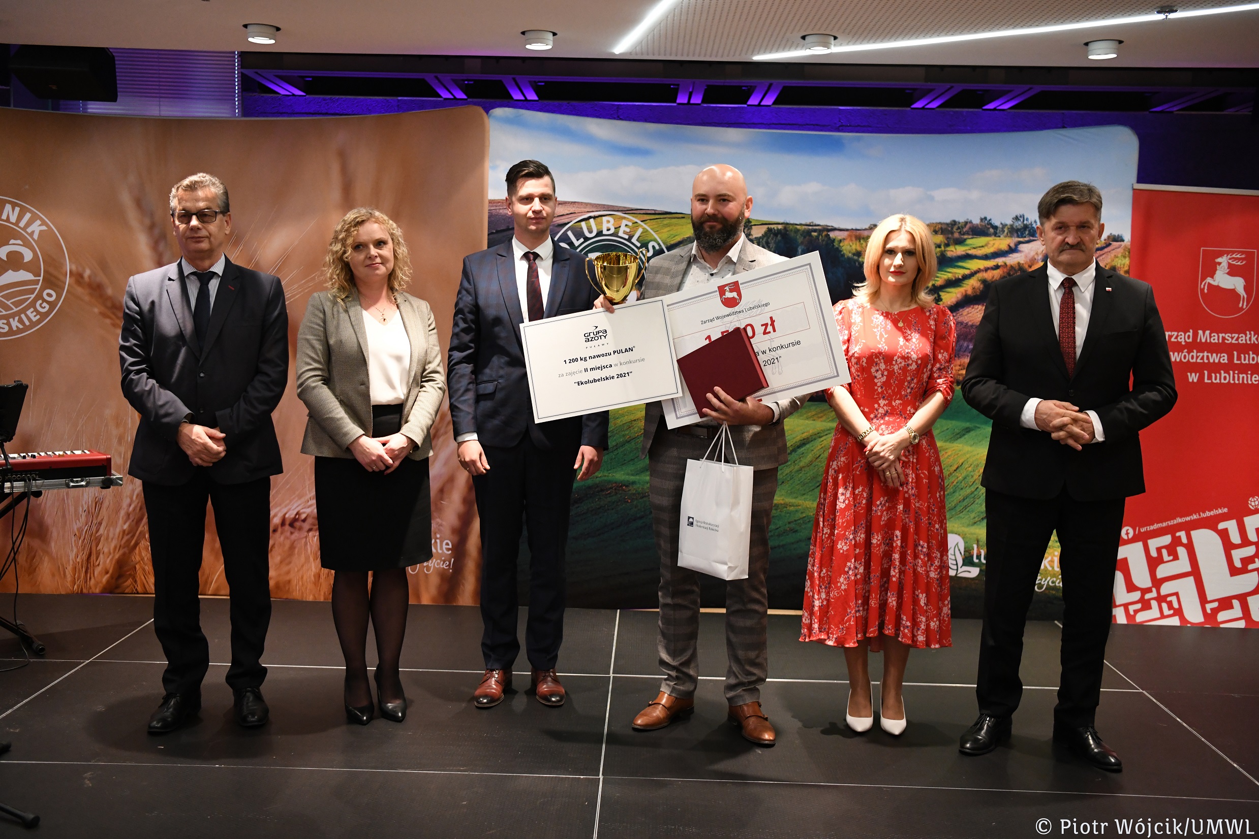 Laureaci konkursów podczas gali zorganizowanej w Lubelskim Centrum Konferencyjnym odebrali z rąk władz województwa pamiątkowe grawertony, symboliczne czeki i puchary