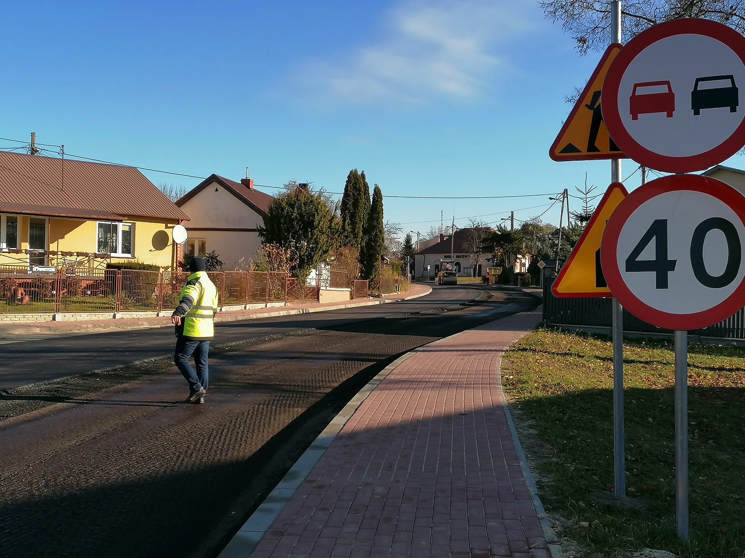 Drogowcy wzięli się za układanie nowego dywanika asfaltowego na ul. Partyzantów