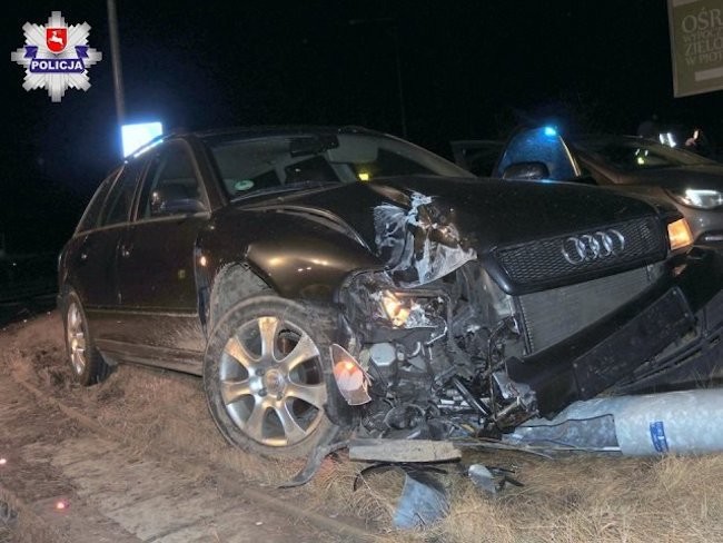 Staranował latarnię na rondzie, porzucił auto i uciekł. Policja poszukuje kierowcy! - Zdjęcie główne