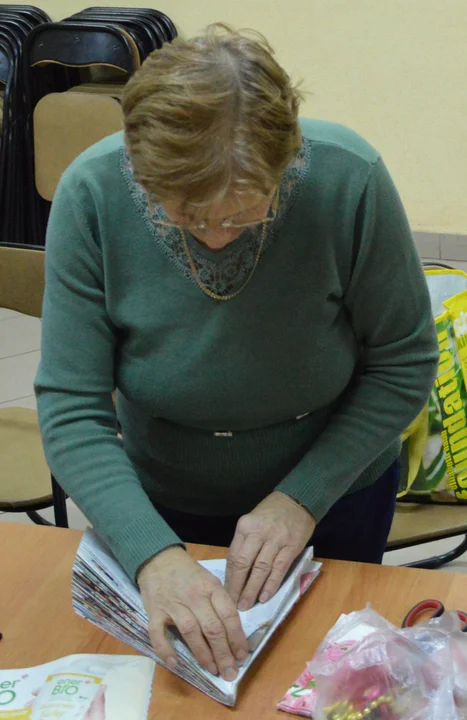 Pod okiem instruktorki Małgorzaty Król-Smagały uczestniczki warsztatów dały nowe życie starym gazetom. Zamiast trafić do kosza na śmieci, gazety stały się wyjątkowymi choinkami