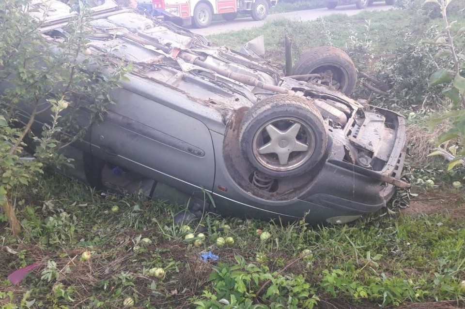 Dachowanie pojazdu w Machowie. Troje dzieci trafiło do szpitala. Kierowca miał ponad 2 promile - Zdjęcie główne