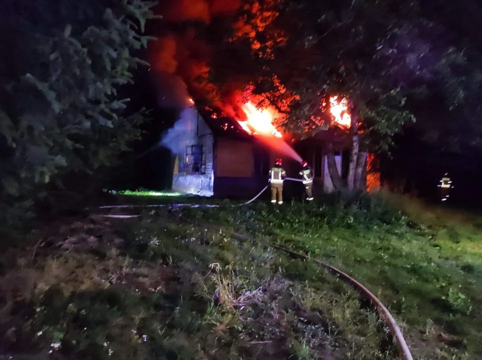 Braciejowice: Pożar domu. W akcji sześć wozów strażackich i 24 ratowników - Zdjęcie główne