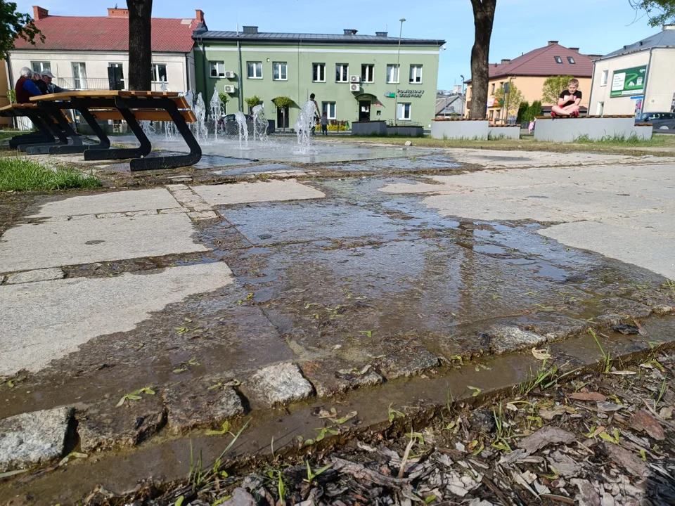 Opole Lubelskie: Woda z fontanny płynie po chodniku (ZDJĘCIA) - Zdjęcie główne