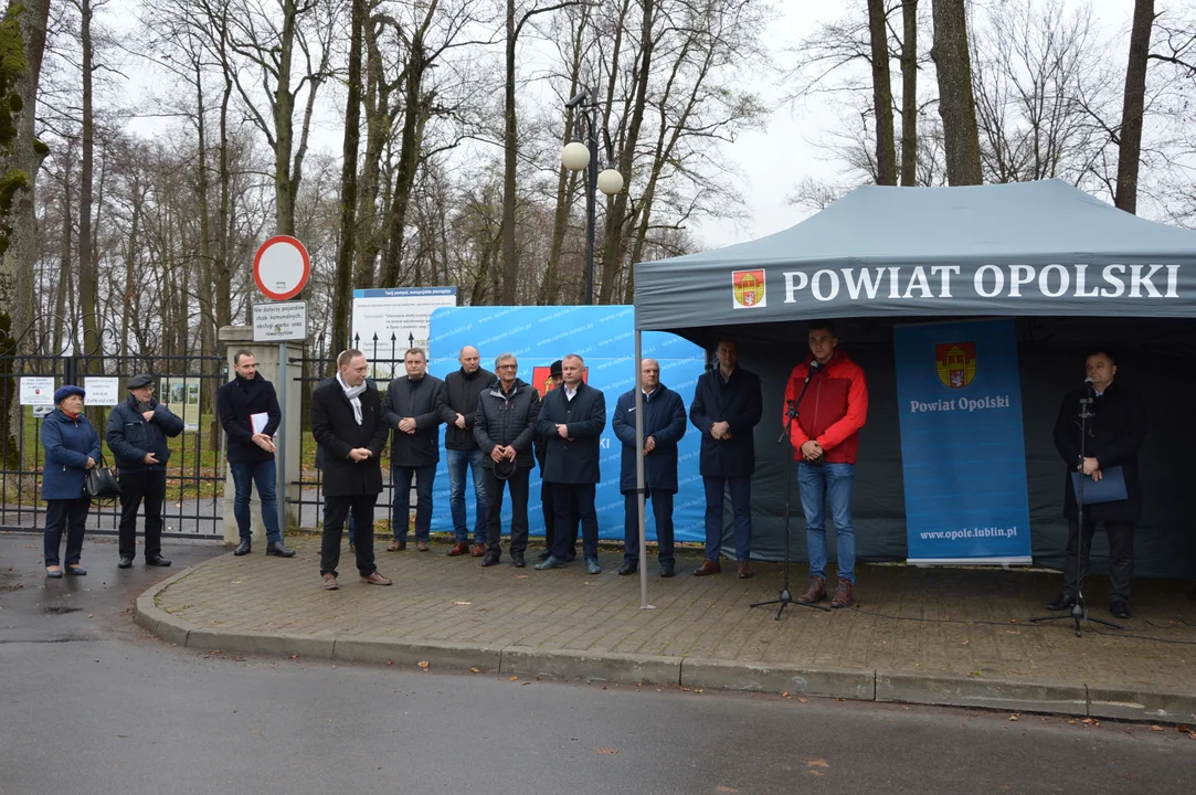 W piątek przy parku miejskim w Opolu Lubelskim samorządowcy z powiatu dokonali uroczystego przekazania placu budowy firmie Igord z Lublina. Wykonawca do połowy października 2022 roku ma przebudować ulice Podamcze, Parkowa i Al.600-lecia