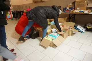 Gmina Łaziska: Zbiórki darów dla uchodźców trwają. Chętnych do pomocy nie brakuje (ZDJĘCIA) - Zdjęcie główne