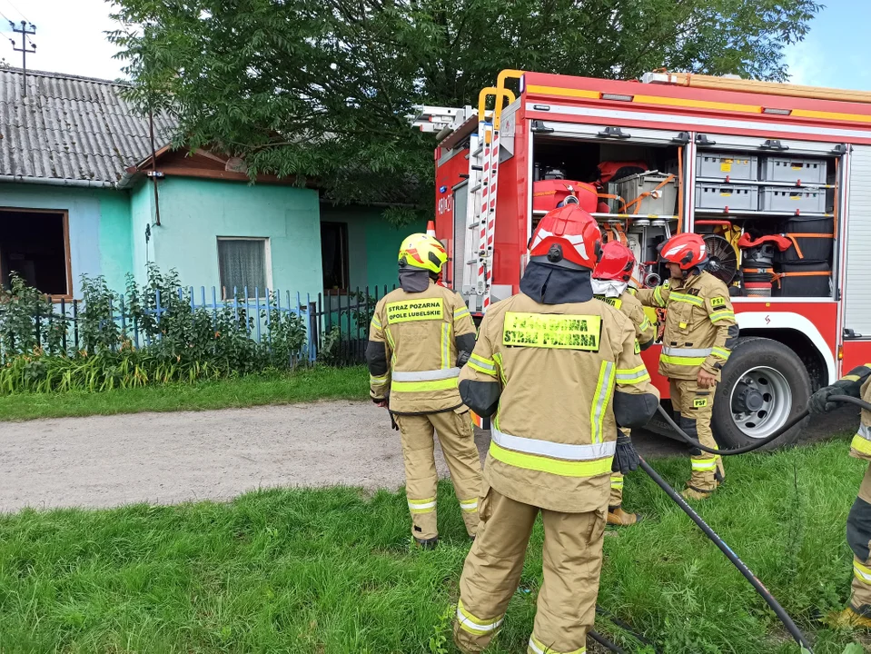 Elżbieta Kolonia: Pożar domu. Od kozy zapalił się fotel i bojler - Zdjęcie główne