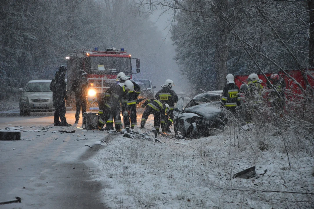 Na miejscu cały czas pracują strażacy i policjanci pod nadzorem prokuratora