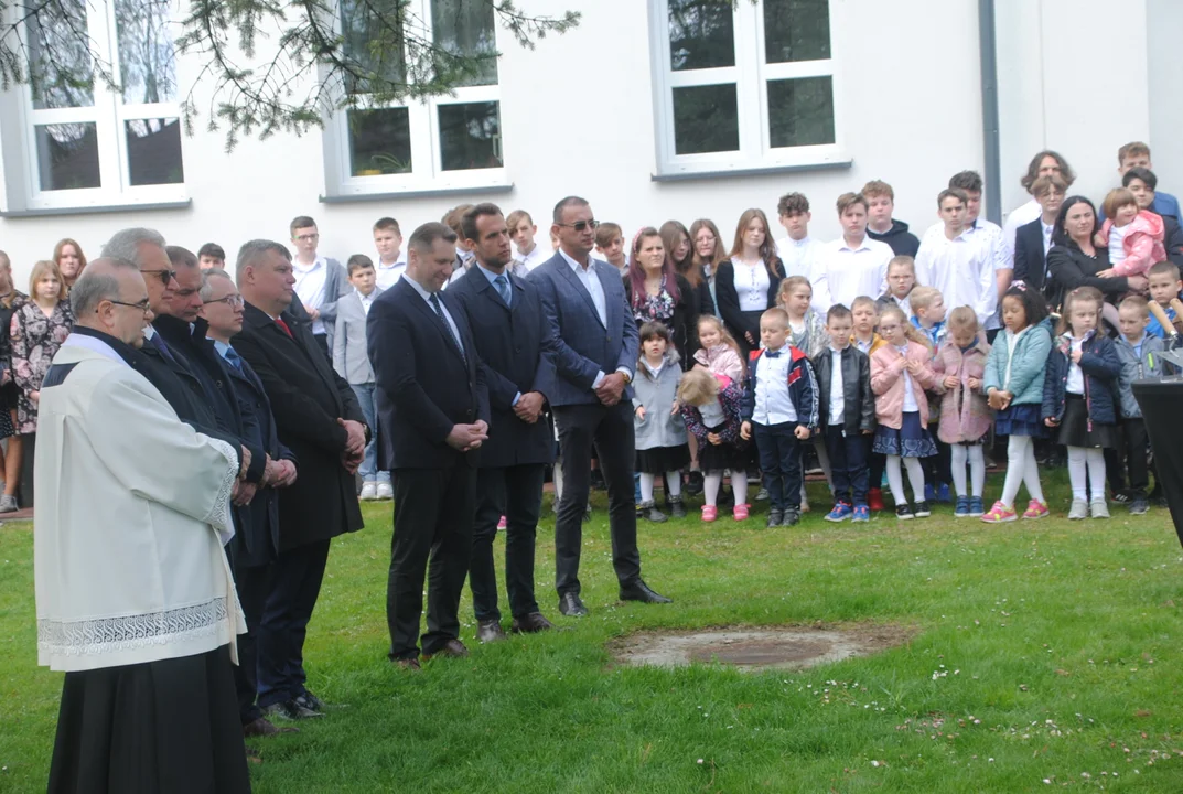 Uroczyste podpisanie umowy z wykonawcą oraz wmurowanie kamienia węgielnego pod budowę sali gimnastycznej w Skokowie