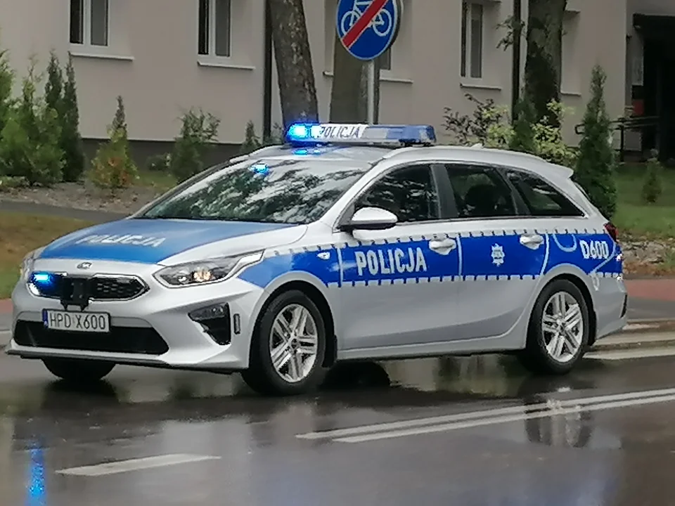 W Kolczynie dachował nissan. Policja ustala, kto nim kierował - Zdjęcie główne