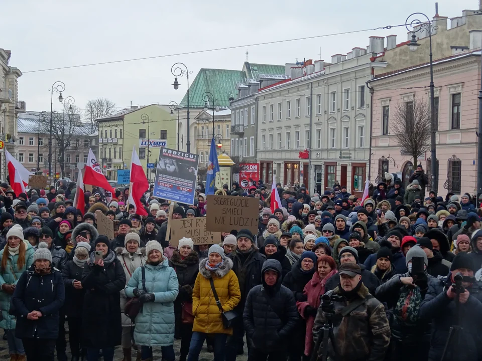 Protest przeciwko przymusowym szczepieniom przemaszerował Placem Zamkowym w Lublinie [FOTOGALERIA] - Zdjęcie główne