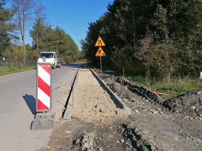 Do Leśniczówki po chodniku - Zdjęcie główne