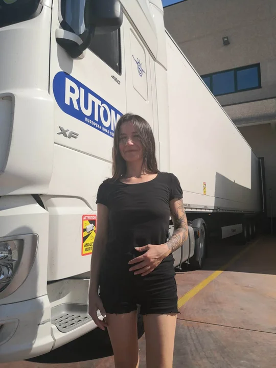 Emilia jeździ wielką ciężarówką po Europie - Zdjęcie główne