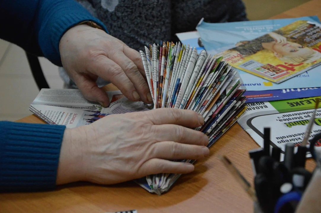 Pod okiem instruktorki Małgorzaty Król-Smagały uczestniczki warsztatów dały nowe życie starym gazetom. Zamiast trafić do kosza na śmieci, gazety stały się wyjątkowymi choinkami