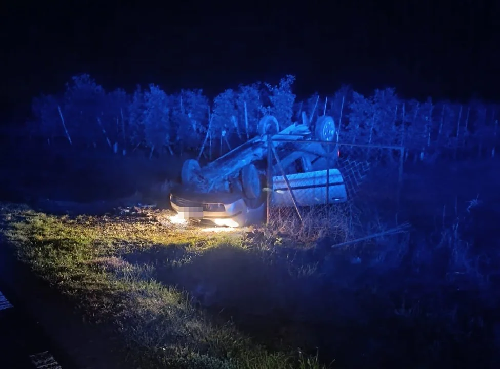 Zadole/Chruślina: Uciekał przed policjantami. Podróż zakończył dachowaniem - Zdjęcie główne