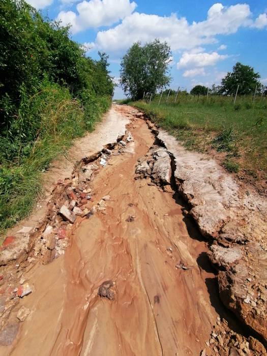 Zdjęcie wykonane przez Czytelnika. Tak wyglądała ulica Wesoła w Karczmiskach Pierwszych po przejściu czerwcowej nawałnicy. Spływająca woda wyżłobiła głębokie wyrwy w drodze 