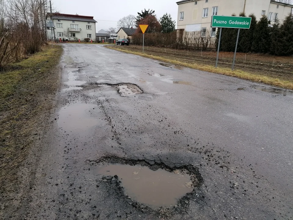 Powiat opolski: Drogi jak szwajcarski ser. Dziura na dziurze (ZDJĘCIA) - Zdjęcie główne