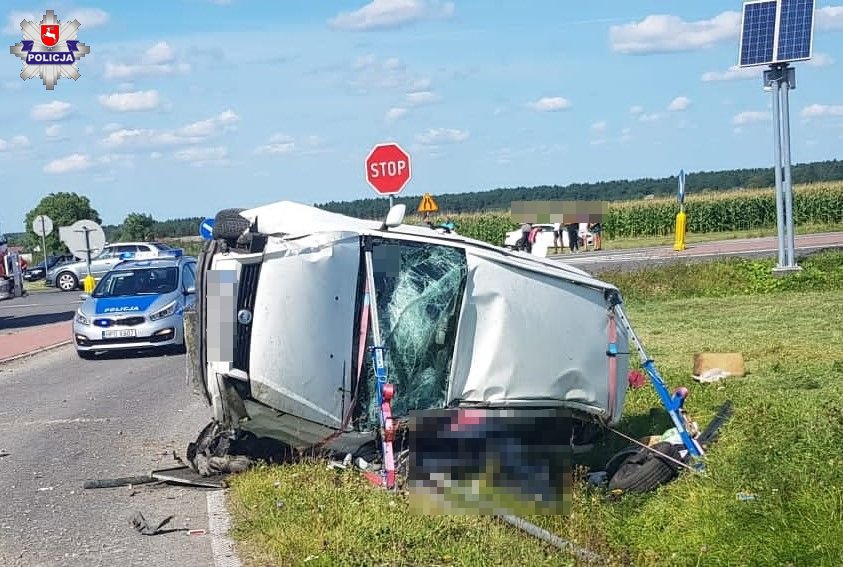 Łaziska: Fiat dachował, kierowca nie żyje (ZDJĘCIA) - Zdjęcie główne