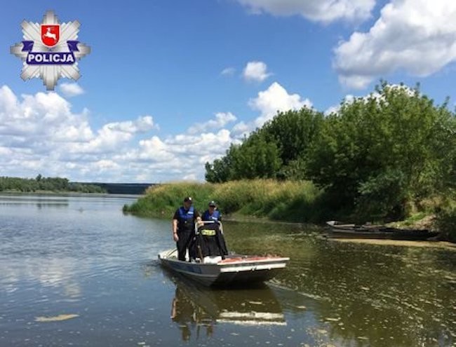 Policjanci patrolują niebezpieczne miejsca nad Wisłą - Zdjęcie główne