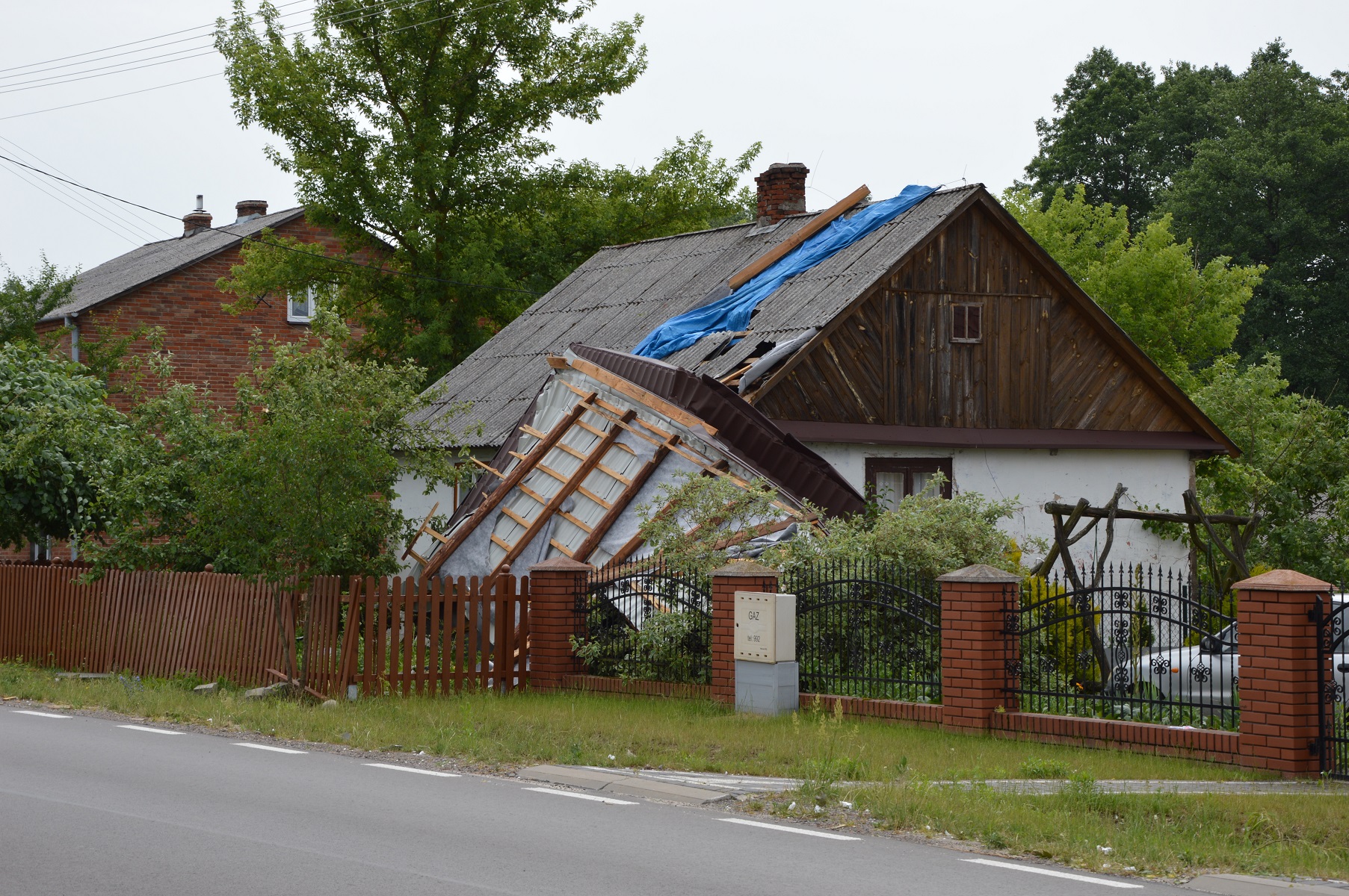 Na skutek nawałnicy zniszczonych zostało blisko 170 dachów na budynkach mieszkalnych i gospodarczych w powiecie opolskim