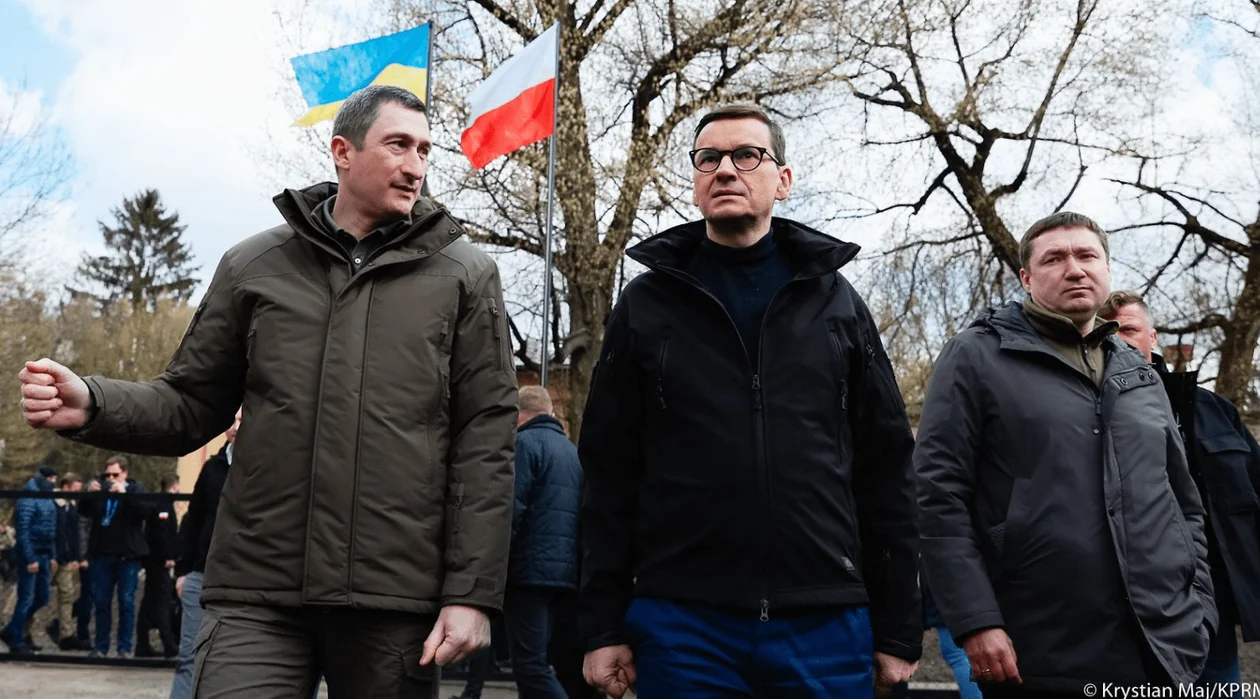 Wojna w Ukrainie: Premier Morawiecki otworzył miasteczko dla uchodźców we Lwowie - Zdjęcie główne