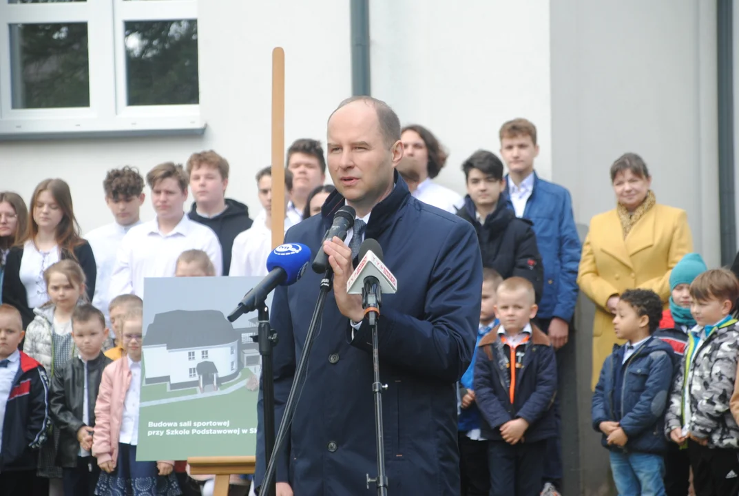 Uroczyste podpisanie umowy z wykonawcą oraz wmurowanie kamienia węgielnego pod budowę sali gimnastycznej w Skokowie