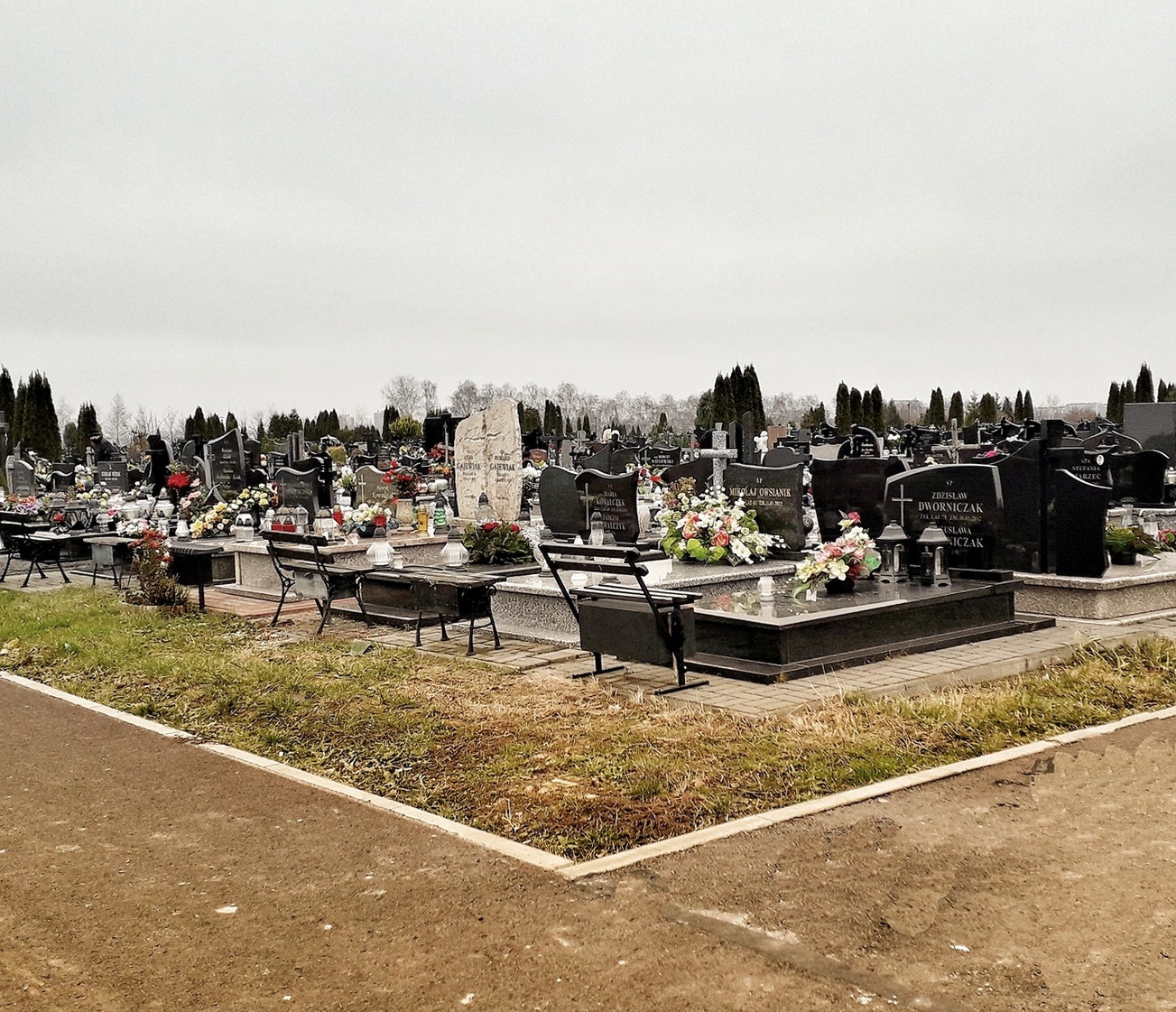 Lublin: Grób na cmentarzu znajdziesz w specjalnej wyszukiwarce. Można też zapalić wirtualnego znicza - Zdjęcie główne