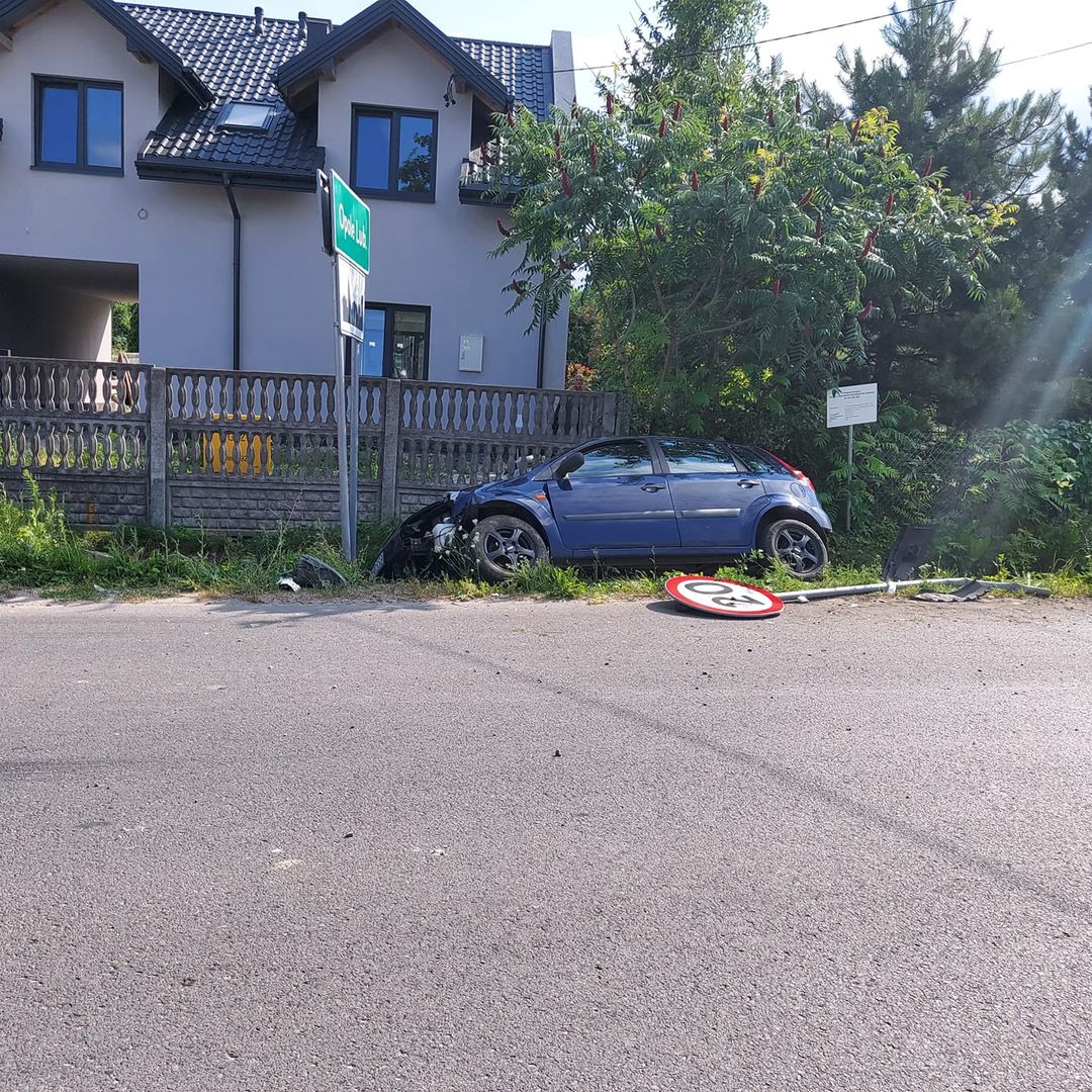 Niezdów: Ford Fiesta wylądował w rowie. Sprawca wrócił do domu z mandatem  - Zdjęcie główne