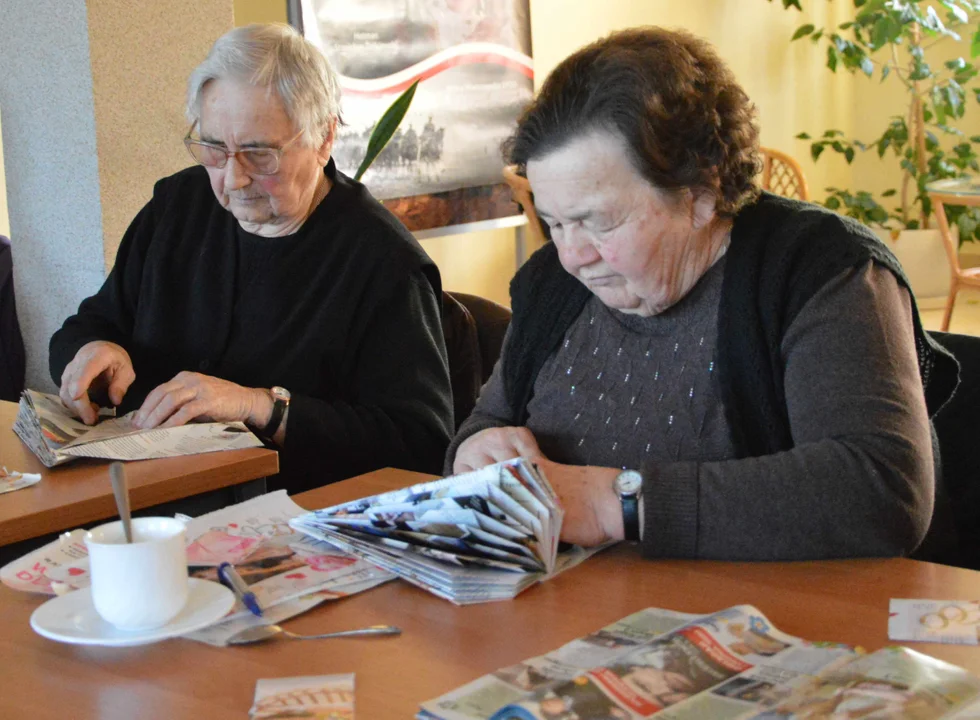 Seniorki z Wilkowa zamieniły gazety w wyjątkowe choinki. To efekt naszych warsztatów recyklingowych