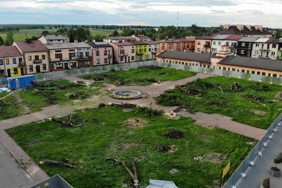 Parczewski park miejski bez drzew - Zdjęcie główne