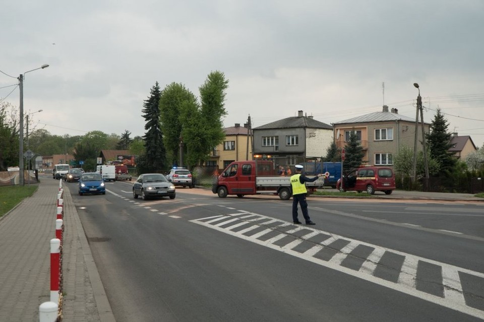 Ciężarówka z urwanym zbiornikiem gubiła paliwo. Pojazdy ślizgały się jak na lodowisku - Zdjęcie główne