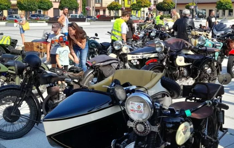 Parczew. Zabytkowe motocykle na Placu Wolności - Zdjęcie główne